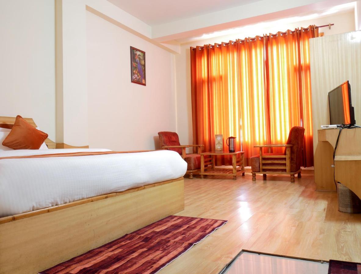 New Ambika International Mall Road Hotel Manāli Buitenkant foto