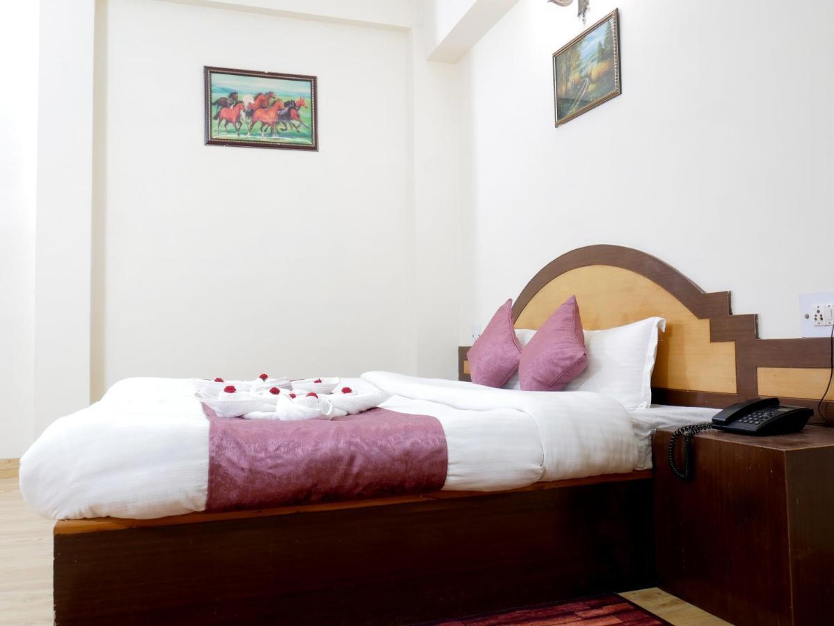 New Ambika International Mall Road Hotel Manāli Buitenkant foto