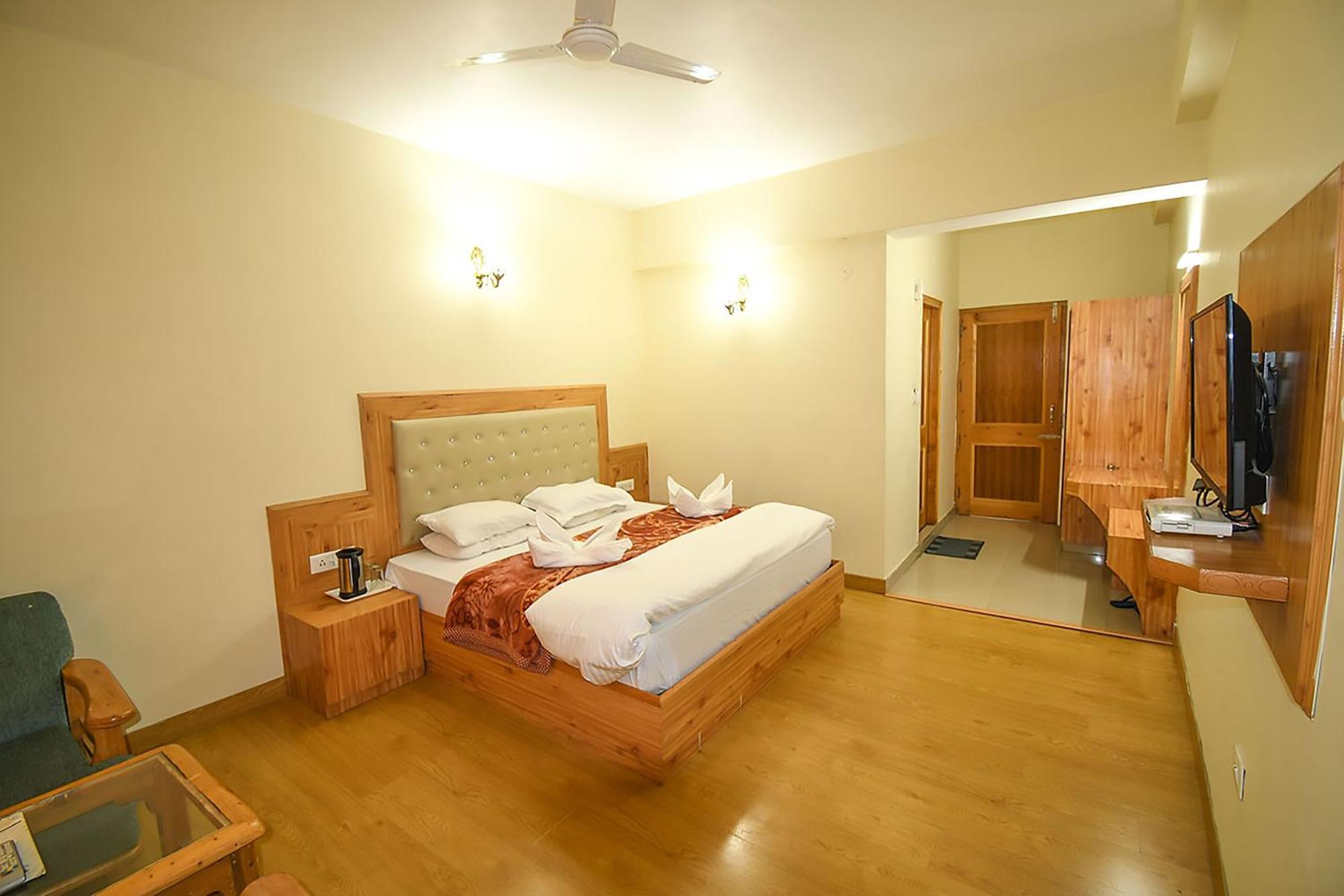 New Ambika International Mall Road Hotel Manāli Buitenkant foto