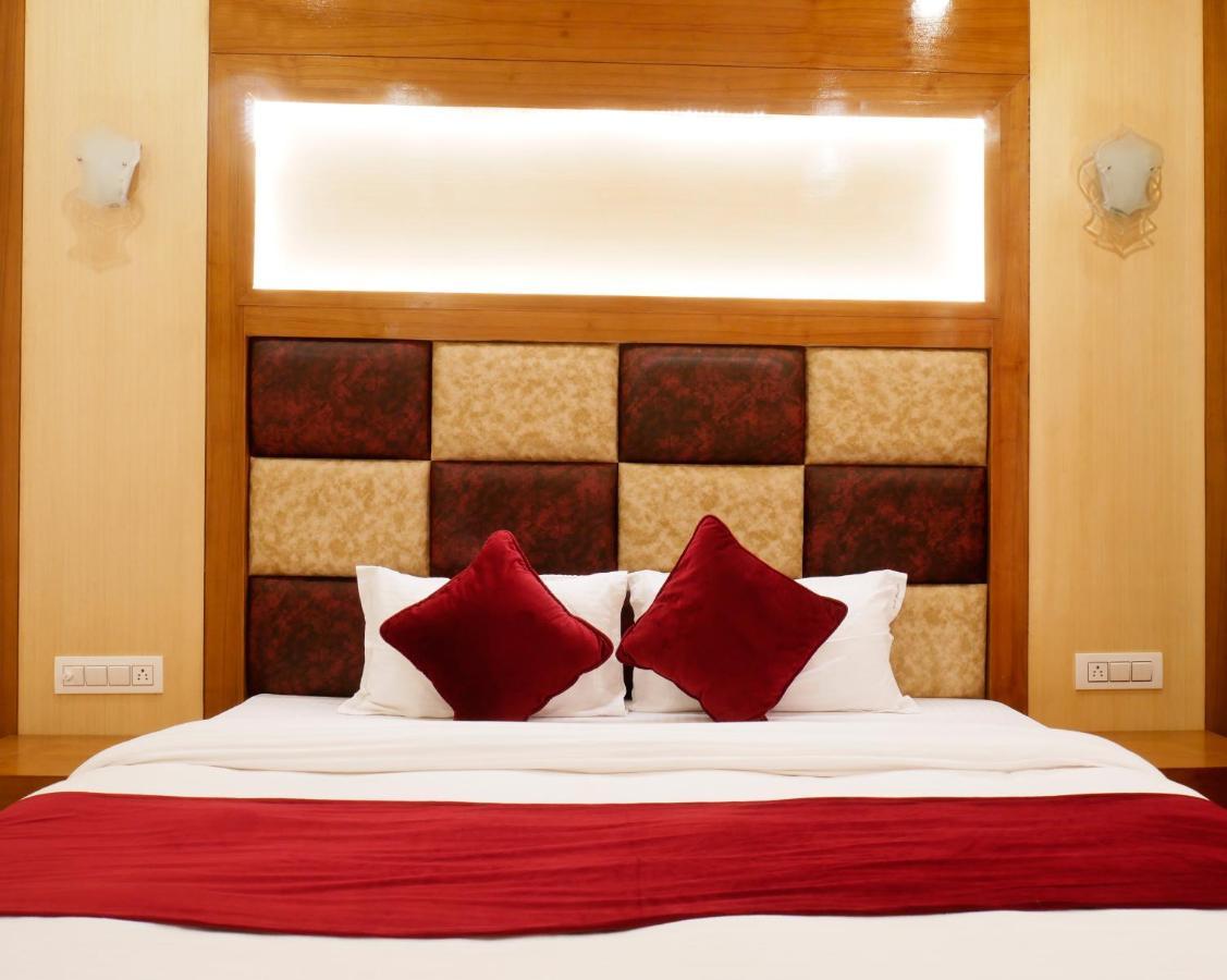 New Ambika International Mall Road Hotel Manāli Buitenkant foto
